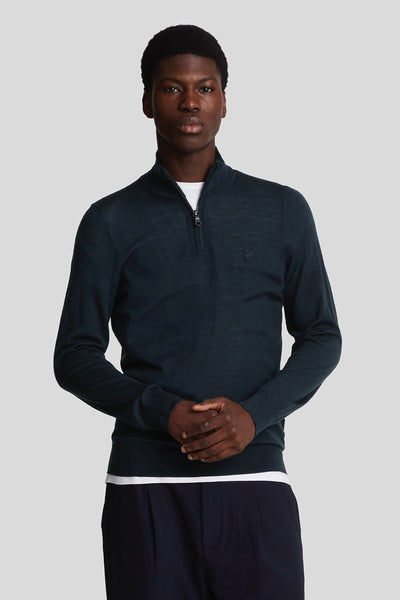 Pull ras du cou bleu par LYLE & SCOTT avec fermeture éclair courte et finitions côtelées.