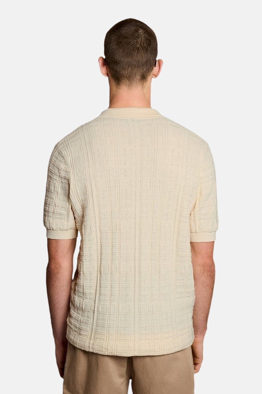 Gilet écru de LYLE & SCOTT à motif quadrillé texturé et manches courtes, vue de dos.