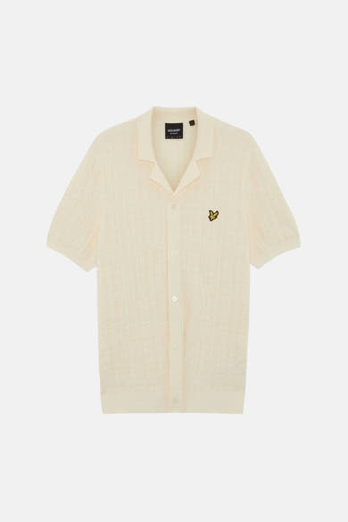 Ecru gilet van LYLE & SCOTT met korte mouwen, cubaanse kraag, geruit patroon en geel adelaarslogo.