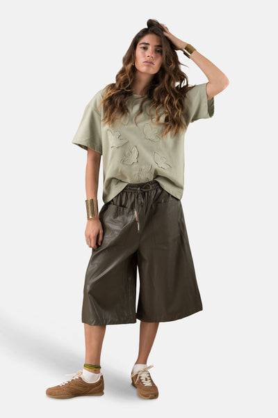 ADORE bermudashort met trekkoord in de taille, voorzakken en knielengte.
