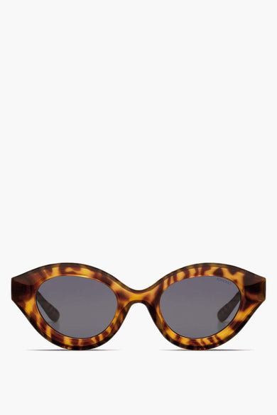 Lunettes de soleil écaille de tortue, de KOMONO, avec des verres gris foncé.