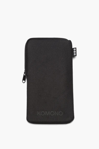 Étui à lunettes noir par KOMONO, avec une fermeture éclair discrète et un patch logo.
