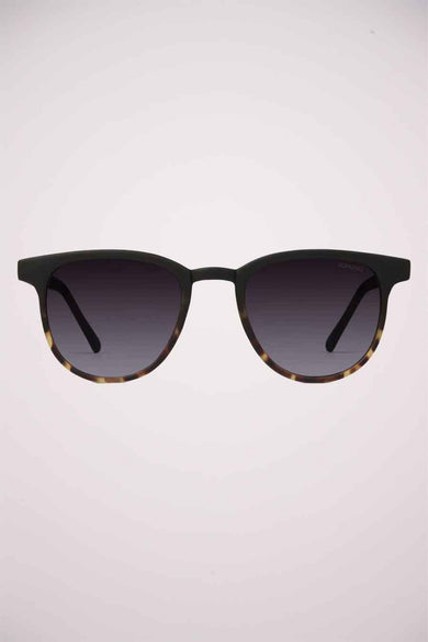 Lunettes de soleil noires de KOMONO, avec monture noire et écailles de tortue dégradées.