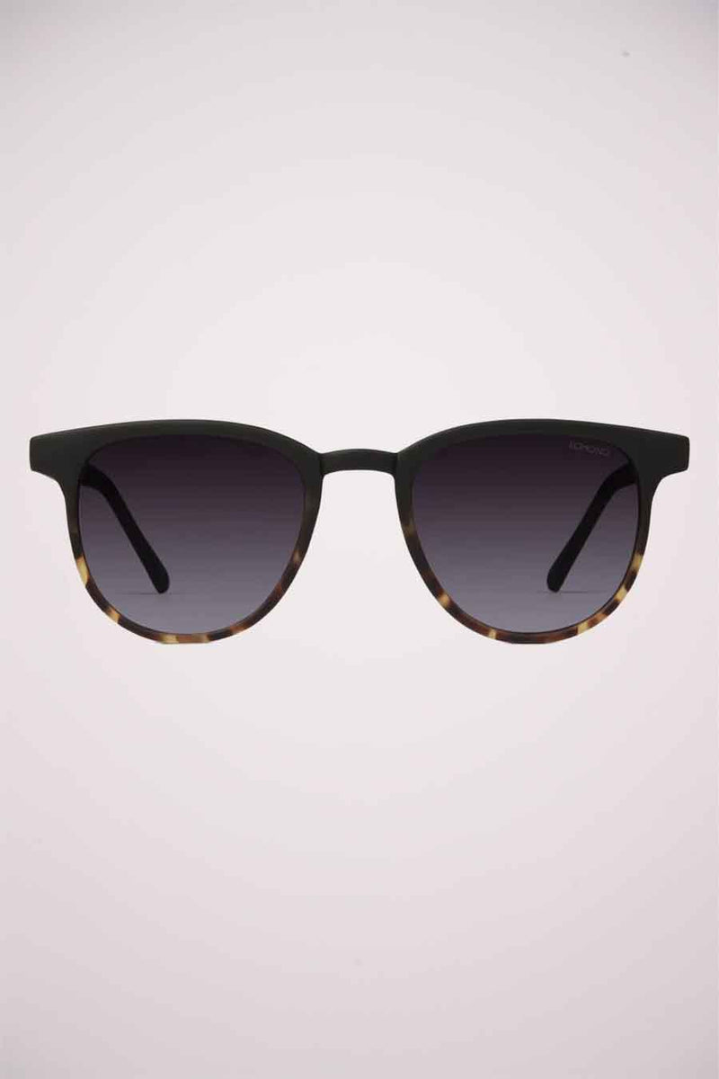 Lunettes de soleil noires de KOMONO, avec monture noire et écailles de tortue dégradées.