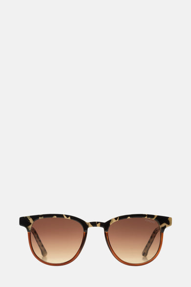 Lunettes de soleil brunes par Komono, avec monture à motif léopard et détails écaille de tortue.
