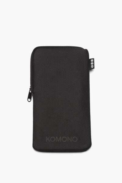 Étui noir pour lunettes de soleil par KOMONO avec fermeture éclair discrète et étiquette minimaliste.