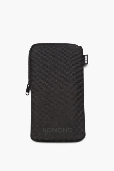 Zwarte brillenkoker van KOMONO met ritssluiting en discreet logo onderaan.