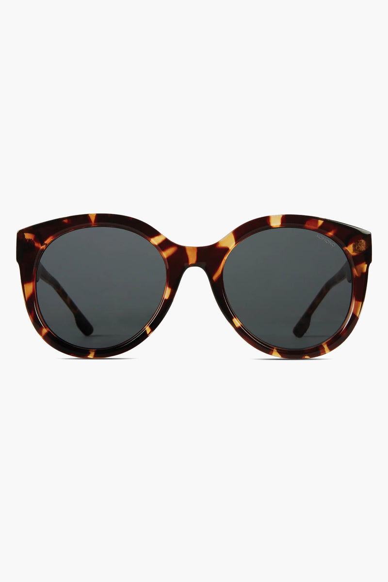 Lunettes de soleil marron de KOMONO, avec une monture à motif écaille de tortue.