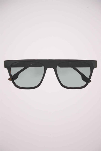 Lunettes de soleil noires de KOMONO, monture rectangulaire épaisse et verres teintés gris.
