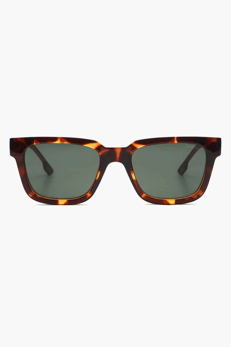 Lunettes de soleil brunes de KOMONO, motif écaille de tortue avec des verres verts rectangulaires.