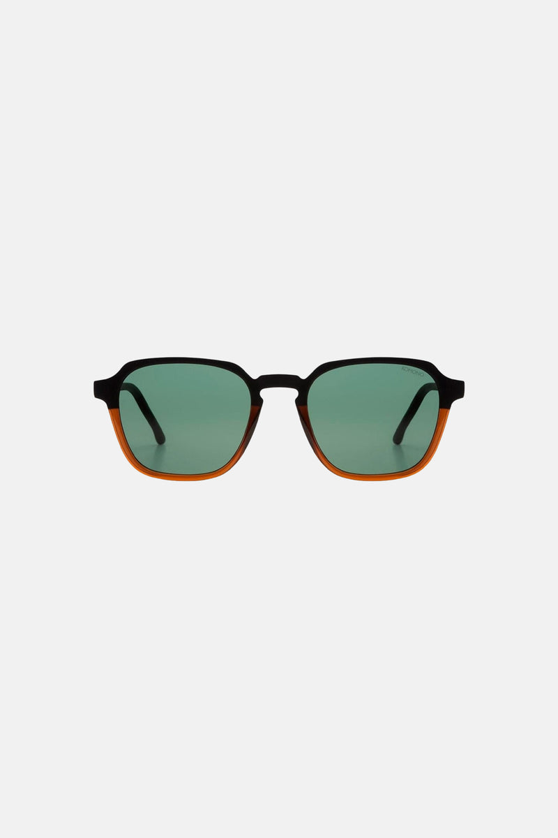 Lunettes de soleil multicolores de KOMONO, monture noire et orange, verres teintés verts.
