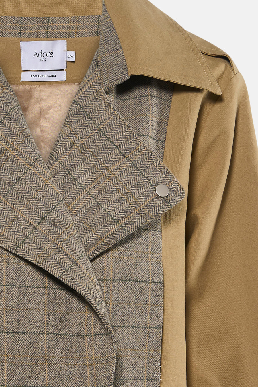 Veste courte beige par ADORE, avec superposition à carreaux à chevrons et bouton argenté.
