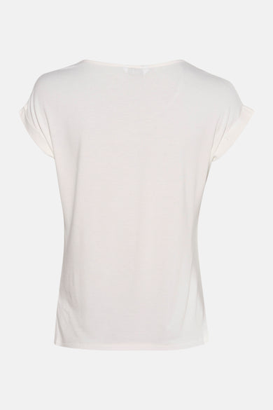T-shirt blanc à manches courtes de Zabaione, avec ourlets roulés, sur fond uni.