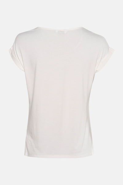 T-shirt blanc à manches courtes de Zabaione, avec ourlets roulés, sur fond uni.
