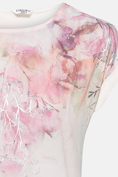 T-shirt à manches courtes blanc de ZABAIONE avec motif floral aquarelle et détails argentés scintillants.