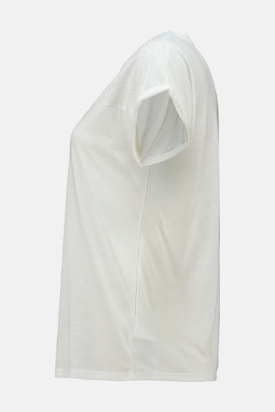 T-shirt à manches courtes blanc de Zabaione, avec un motif floral délicat sur l'épaule, vue de côté.
