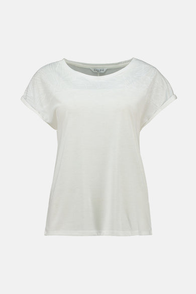 T-shirt blanc à manches courtes de ZABAIONE, avec un motif floral sur les épaules et les manches roulées.
