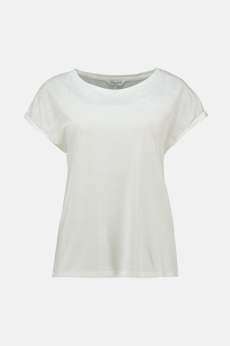 T-shirt blanc à manches courtes de ZABAIONE, avec un motif floral sur les épaules et les manches roulées.
