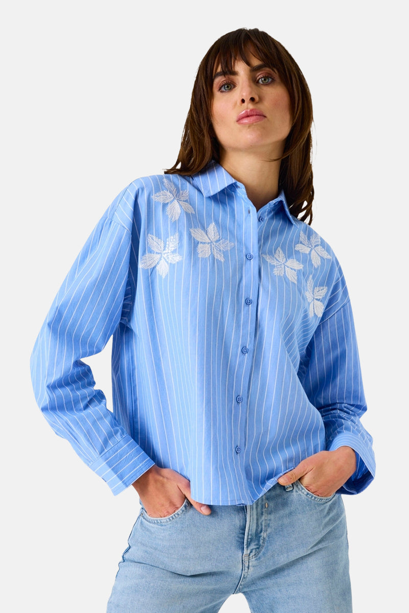 Blauwe gestreepte blouse van GARCIA met geborduurde bloemen en lichte jeans