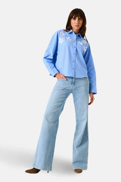 Blauwe gestreepte blouse met lange mouwen van GARCIA, met bloemenborduursels op de kraag en schouders.