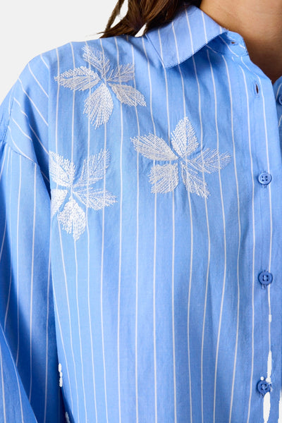 Blauwe blouse met lange mouwen van GARCIA met streepmotief en bloemenborduursels.