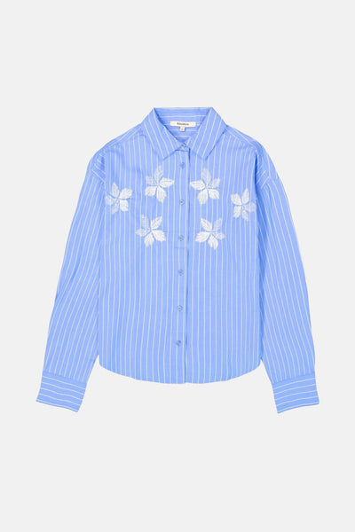Blauwe blouse met witte strepen van GARCIA, versierd met geborduurde bloemen aan de voorkant.