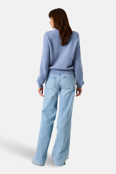 Pull bleu en maille du GARCIA, porté avec un jean ample bleu clair, vue de dos.