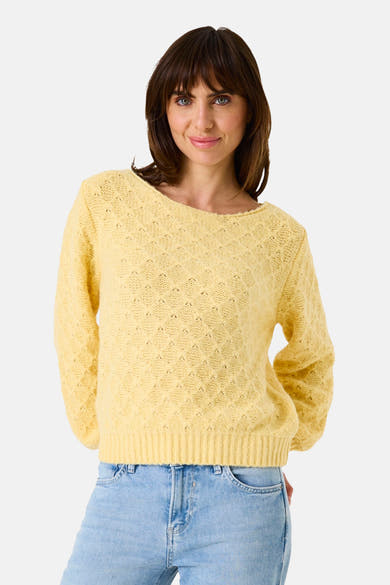 Pull jaune texturé par GARCIA, porté avec un jean bleu clair.