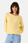 Pull jaune texturé par GARCIA, porté avec un jean bleu clair.