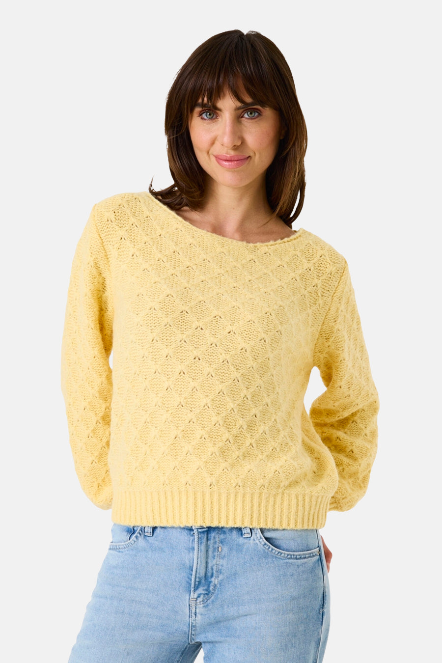 Pull jaune texturé par GARCIA, porté avec un jean bleu clair.