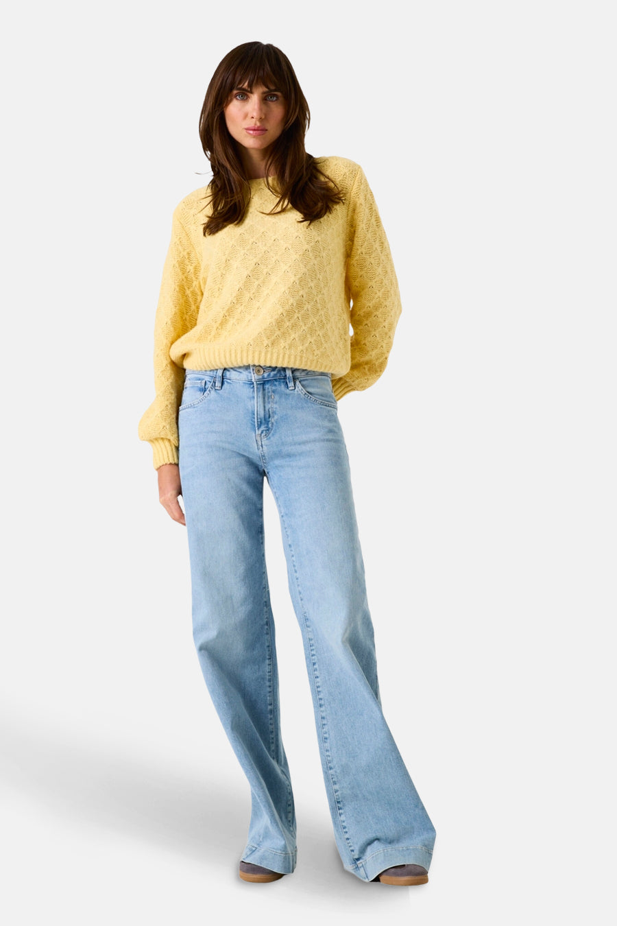 Pull jaune en maille de GARCIA, porté avec un jean délavé ample.
