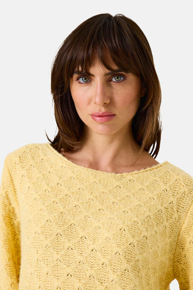 Pull jaune de GARCIA, en tricot à motif losanges, porté par une femme au teint clair.
