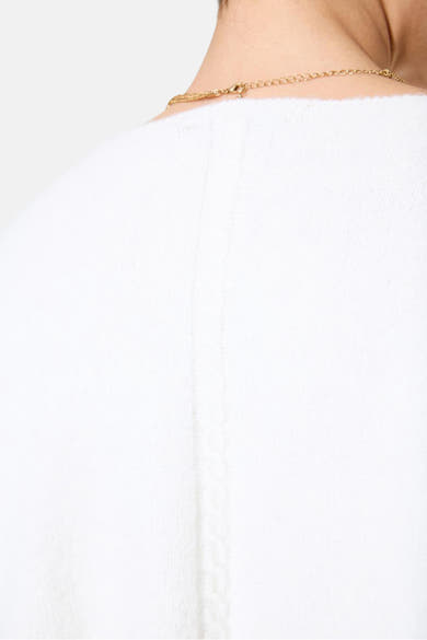 Pull col V blanc de GARCIA, avec un motif tressé vertical au dos et un collier doré fin.
