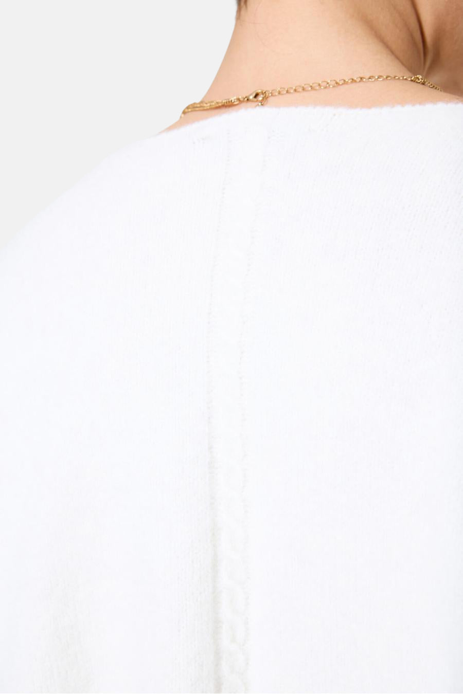 Pull col V blanc de GARCIA, avec un motif tressé vertical au dos et un collier doré fin.
