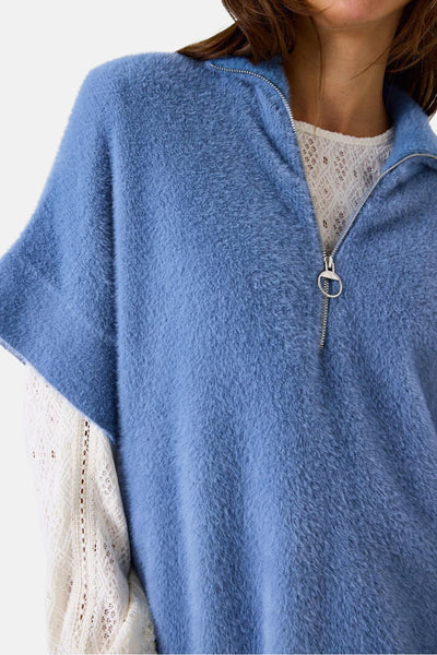 Blauwe tanktop van GARCIA met ritssluiting en pluizige textuur, gedragen over een kanten blouse.