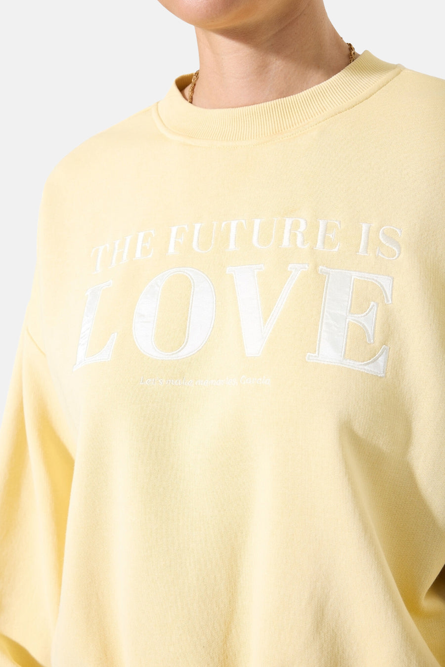 Sweat col rond jaune de GARCIA, avec le texte « The Future is Love » brodé en blanc.