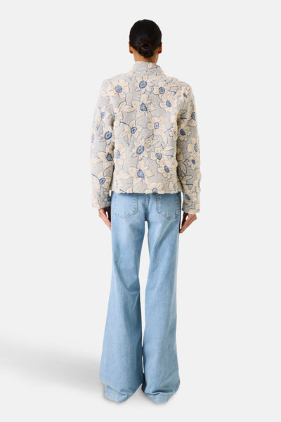 Veste courte multicolore de GARCIA, motif floral texturé, portée avec un jean bleu ample.