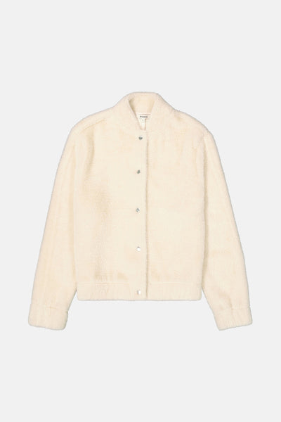 Veste courte écrue de GARCIA, à la texture douce et aux boutons argentés sur fond uni.