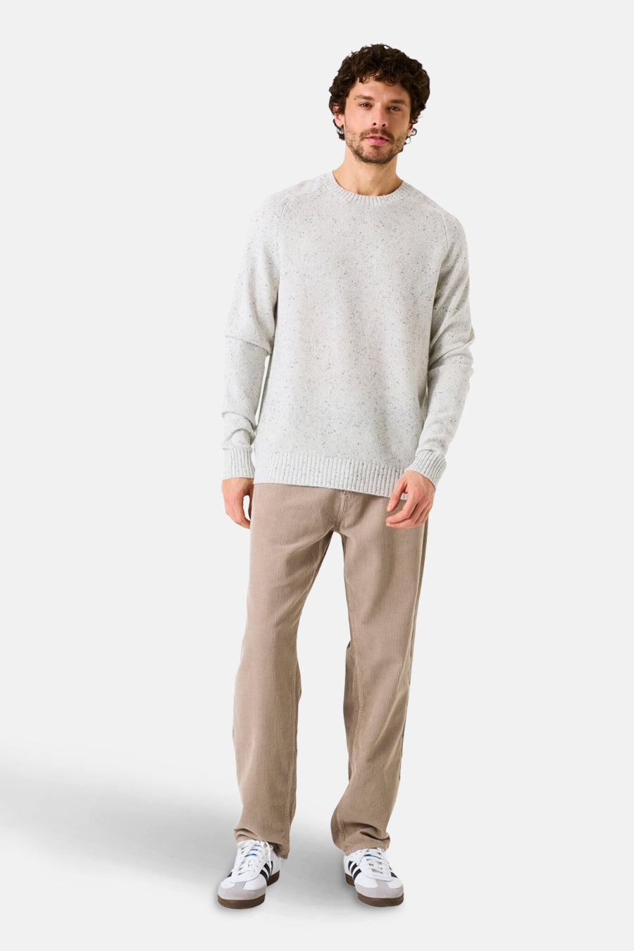 Pull col rond écru de GARCIA, porté avec un pantalon en velours côtelé et des baskets blanches.