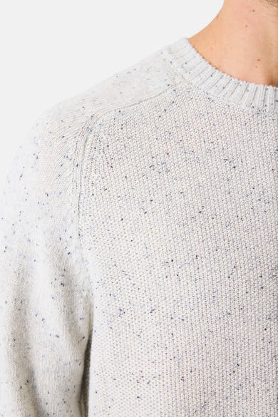 Pull col rond écru de GARCIA, maille mouchetée avec texture tricotée.