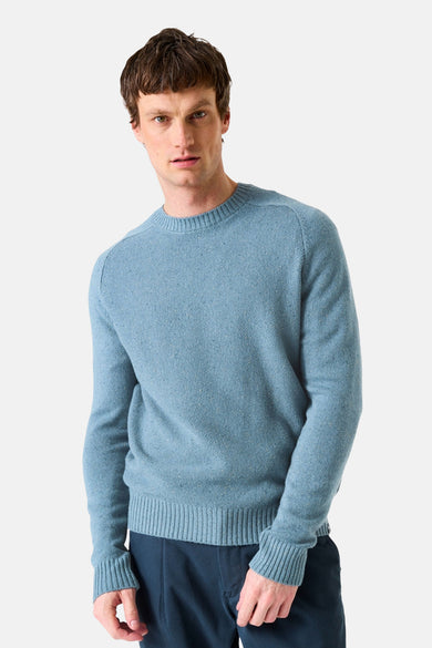 Pull col rond bleu de GARCIA, en maille texturée, porté avec un pantalon bleu marine.