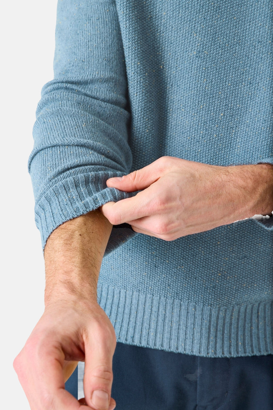 Pull col rond bleu de GARCIA, texture tricotée avec bordure côtelée aux poignets et à la taille.
