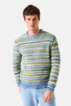 Pull col rond à rayures multicolores de GARCIA, porté avec un jean bleu clair.