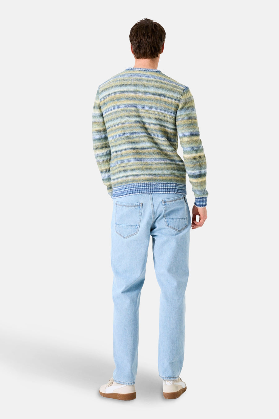 Pull col rond jaune de GARCIA avec des rayures bleues, porté avec un jean clair et des baskets blanches, vue de dos.