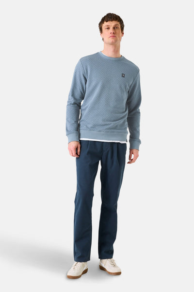 Blauwe rondehals sweatshirt van GARCIA met subtiel textuurpatroon gedragen met een broek en sneakers.