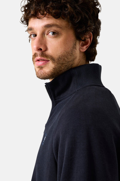 Sweat col montant bleu marine de GARCIA, en maille côtelée avec fermeture éclair et petit logo sur le côté.