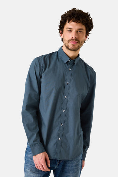 Blauw overhemd met lange mouwen van GARCIA, met discreet patroon en knoopsluiting aan de voorkant, gedragen met een spijkerbroek.