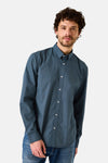 Blauw overhemd met lange mouwen van GARCIA, met discreet patroon en knoopsluiting aan de voorkant, gedragen met een spijkerbroek.