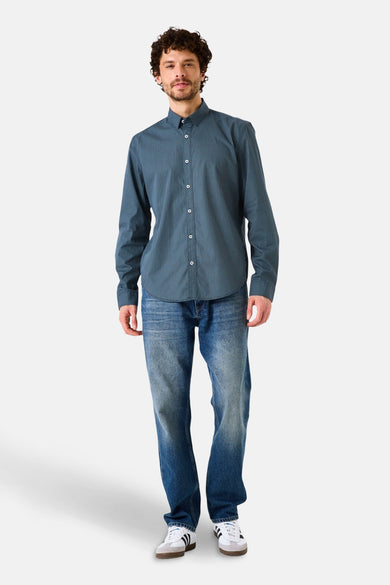Blauw overhemd met lange mouwen van GARCIA, gedragen met een spijkerbroek en witte sneakers.