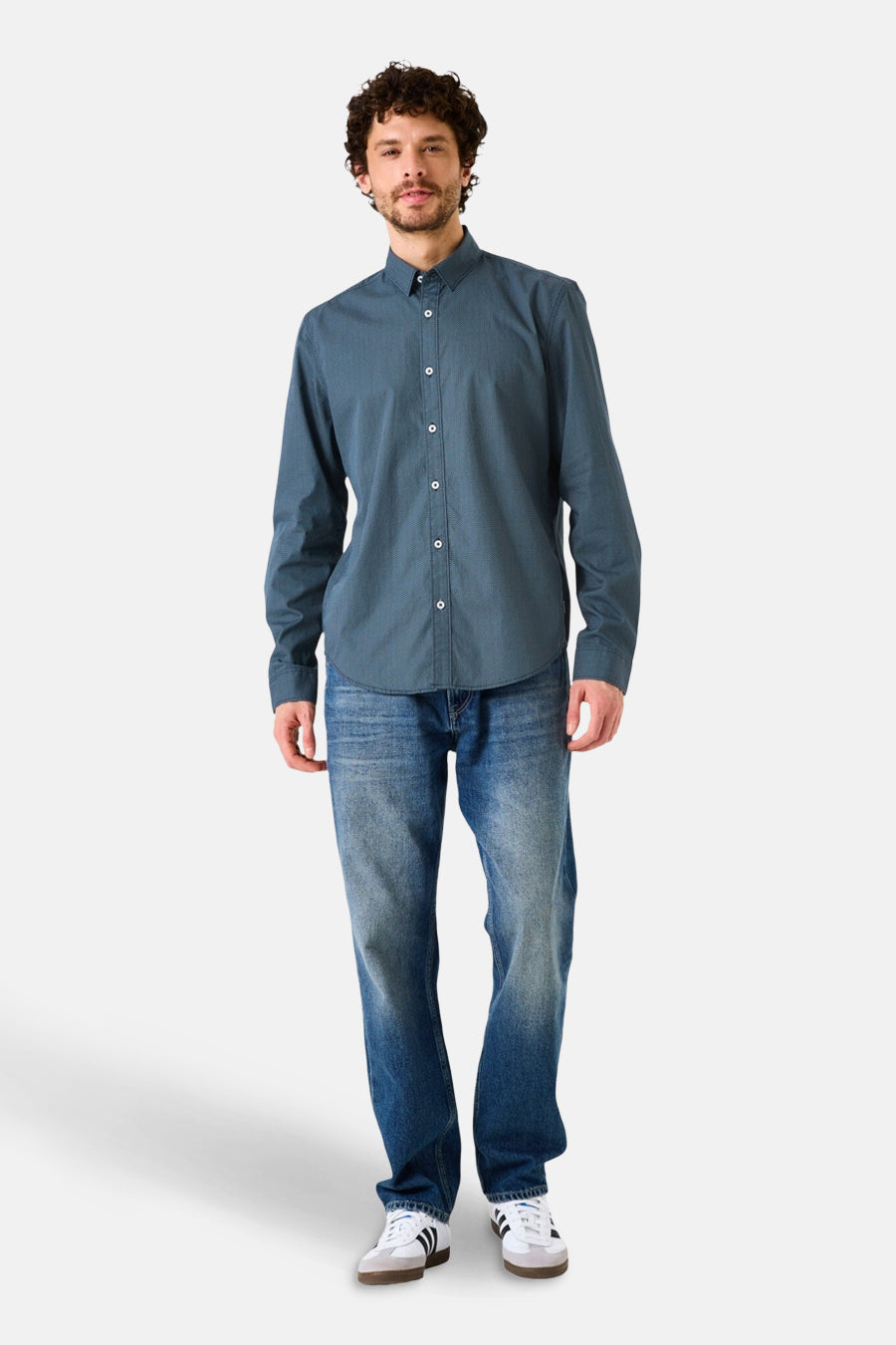 Blauw overhemd met lange mouwen van GARCIA, gedragen met een spijkerbroek en witte sneakers.